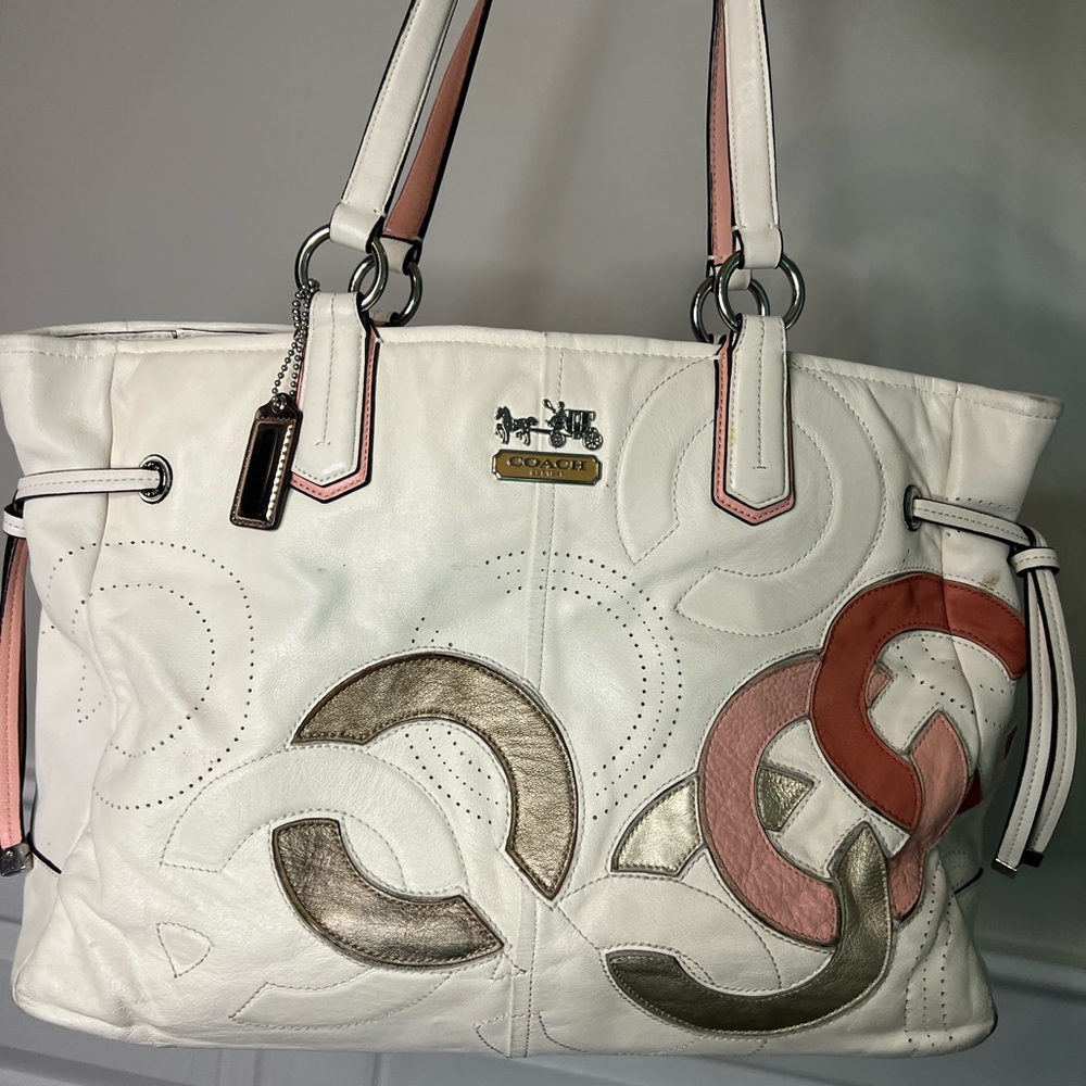 Beautiful leather tote Coach bag! Gently worn!